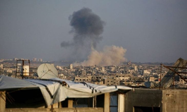 استشهاد فلسطينيين اثنين بقصف إسرائيلي استهدف منزلا شرقي مدينة غزة