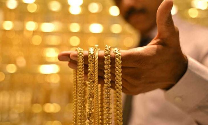 الذهب يتراجع وسط قوة الدولار وترقب بيانات أمريكية