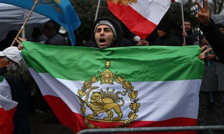 “إكس” تستبدل علم إيران الحالي بالقديم على منصتها