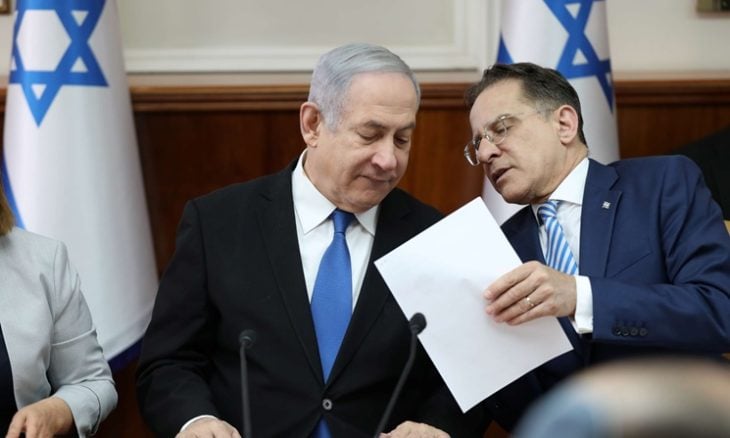 اعتقال رئيس مكتب نتنياهو للتحقيق بتسريب وثائق سرية