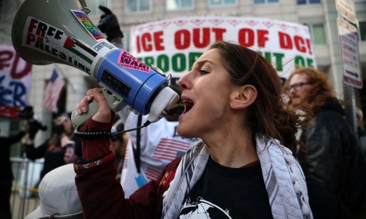 “لسنا خائفين”.. احتجاجات واسعة في الولايات المتحدة ضد شرطة الهجرة وتصاعد الغضب من سياسات ترامب