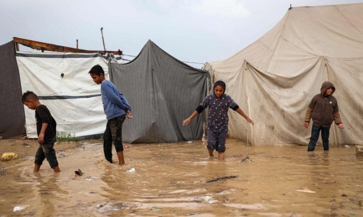 وفاة 4 فلسطينيين بانهيار مبان متضررة مع اشتداد الرياح والأمطار