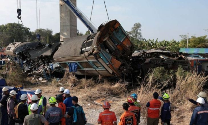32 قتيلا إثر سقوط رافعة على قطار في تايلاند- (صور)