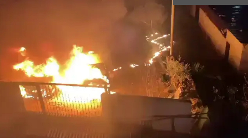 إصابتان وإحراق مساكن ومركبات في هجوم للمستعمرين على تجمع خلة السدرة