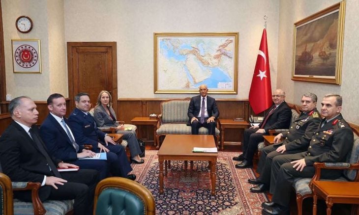 صورة للسفير الأمريكي في تركيا تثير جدلا بروتوكوليا