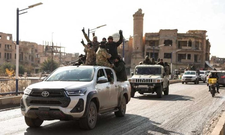 سوريا: القبض على 81 عنصرا لتنظيم “الدولة” فروا من سجن الشدادي.. وأزمة مواصلات إثر تفجير “قسد” جسرين في الرقة