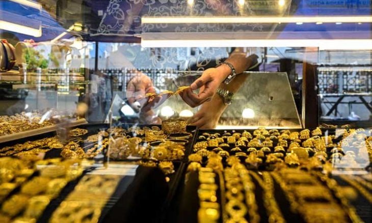 الذهب يحوم قرب مستوى قياسي مرتفع في ظل مخاطر الحرب التجارية