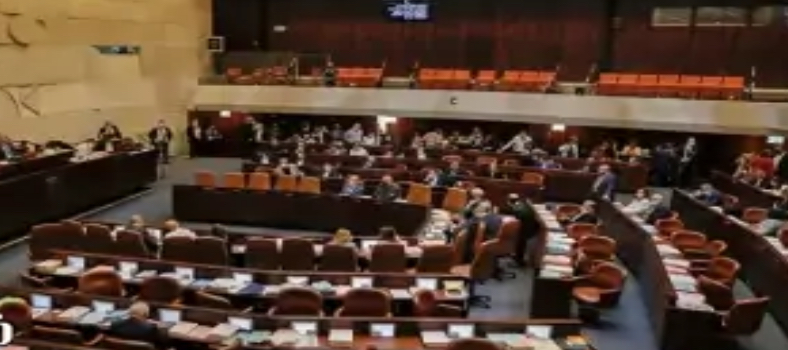 الكنيست" تصادق على قانون يمنع توظيف خريجي الجامعات الفلسطينية في جهاز التعليم الإسرائيلي