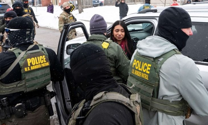 مذكرة أمريكية تتضمن صلاحيات واسعة لرجال الهجرة بدخول المنازل دون أمر قضائي