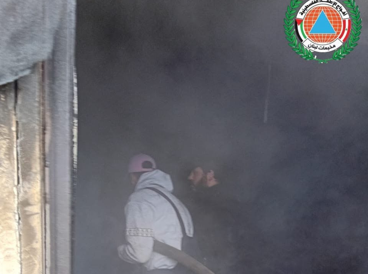أفواج الإطفاء الفلسطينية تُخمد حريقاً داخل أحد منازل مخيم نهر البارد