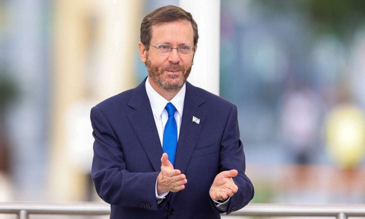 هآرتس: “جبان دافوس”.. حين نكتشف فجأة أن هرتسوغ متواطئ منذ البداية مع رئيسه المتهم جنائياً