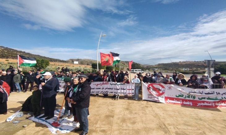 وقفة على الحدود المغربية- الجزائرية تندد برفع العلم الإسرائيلي وتؤكد رفض التطبيع- (فيديو وصور)