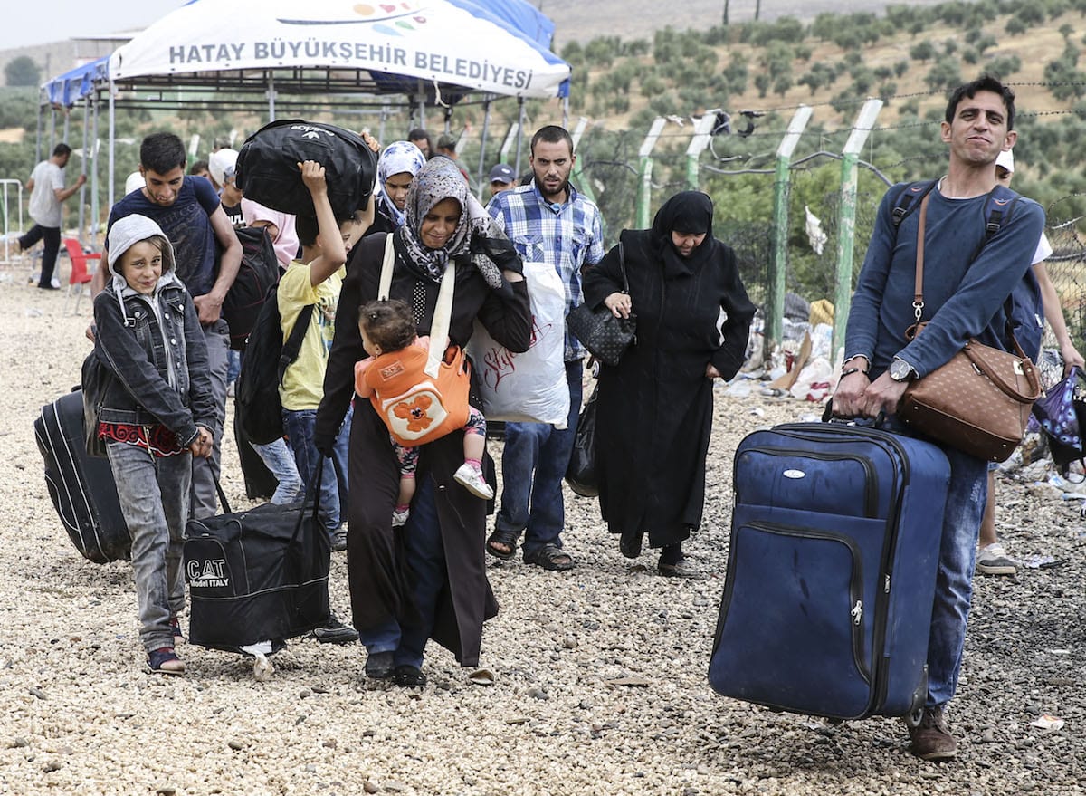 بعد مغادرة السوريين.. مخيمات "متروكة" تفتح ملفاً خطرًا