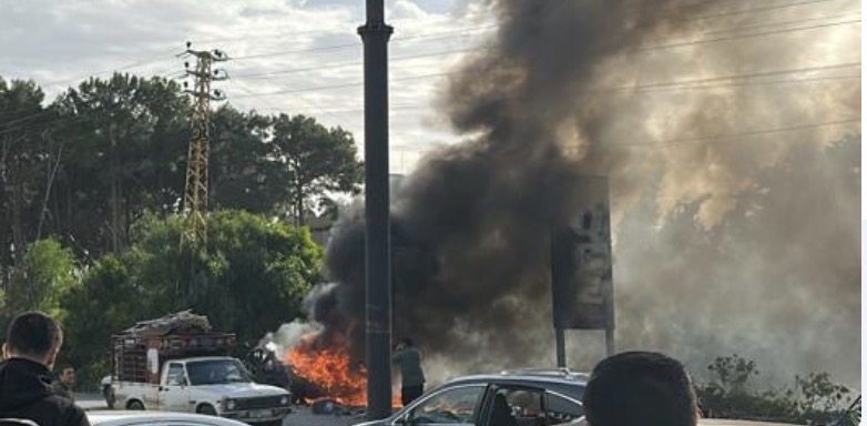 شهيد وجرحى... غارة إسرائيلية تستهدف سيارة في مدينة صور (فيديو)