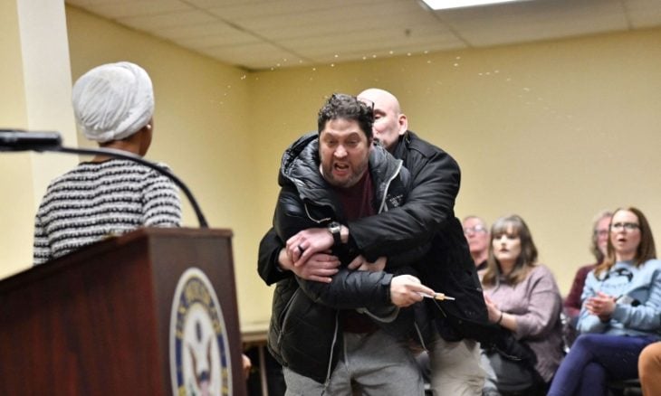 واشنطن بوست عن إلهان عمر: لا ينبغي أن يخاف أي سياسي في أمريكا مهما كانت مواقفه