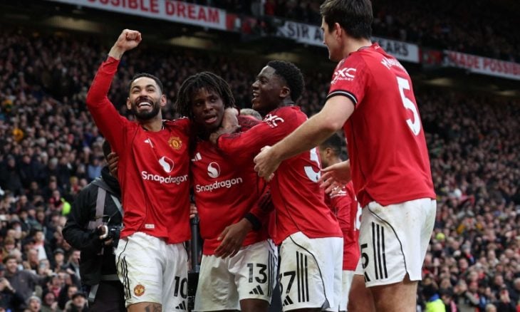 مانشستر يونايتد يواجه فولهام أمام احتجاجات جماهيرية وأرسنال يسعى لاستعادة الانتصارات