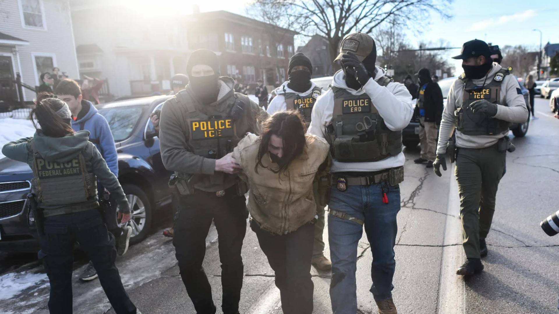 توجيهات جديدة لـ "ICE" تمنح العملاء الفيدراليين صلاحيات أوسع لاعتقال المهاجرين دون مذكرة قضائية