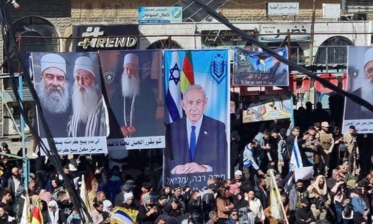 محللون: حل ملف “قسد” أرعب أتباع الهجري ورفْع أعلام إسرائيل وصور نتنياهو بالسويداء فجّر نقاشا حول التوقيت والغايات