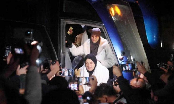 12 فلسطينيا يصلون غزة من معبر رفح لأول مرة منذ نحو عامين- (صور وفيديوهات)