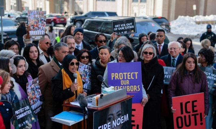 احتجاجات متواصلة في مينيسوتا ضد حملة الهجرة.. والبرلمانية إلهان عمر تحذّر من “استفزاز متعمّد” يمهّد للأحكام العرفية