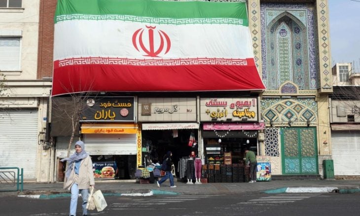 إيران وأمريكا تبدآن مفاوضات في عُمان وسط مخاوف متصاعدة