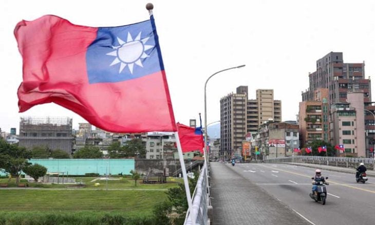 تايوان ترصد منطادا و7 سفن بحرية صينية حول أراضيها