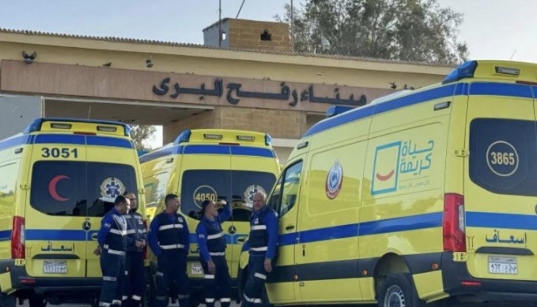 الدفعة الخامسة من المرضى تغادر غزة عبر معبر رفح مع وصول العائدين من مصر