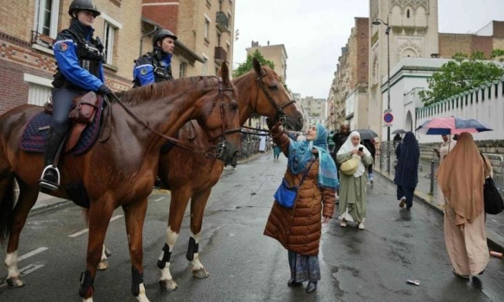 مسجد باريس الكبير ينشر دليلاً لـ”توفيق الممارسة الدينية للمسلمين مع الإطار الجمهوري لفرنسا”