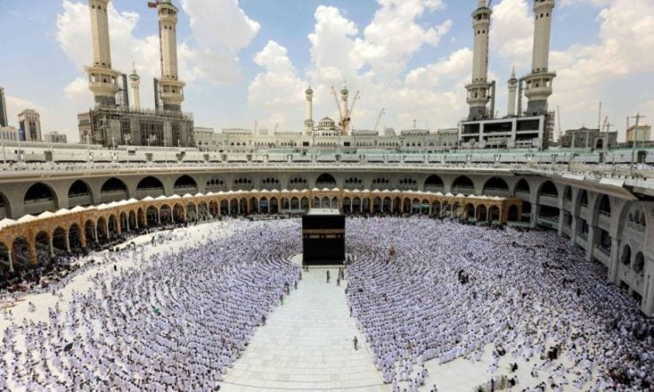 إبستين ورجل أعمال إماراتي أمام قطعة من كسوة الكعبة وتبادل لنكات بذيئة عن مصلين وتجارب جنسية