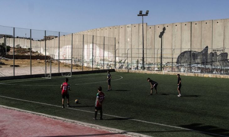 السلطات الإسرائيلية تخطر بهدم ملعب لكرة القدم في الضفة الغربية
