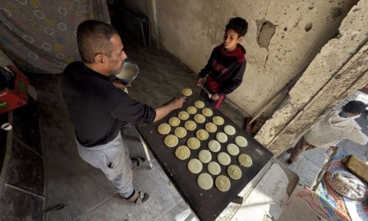 “القطايف” تُحلّي مرارة العيش.. غزة تتمسك بطقوس رمضان- (صور)