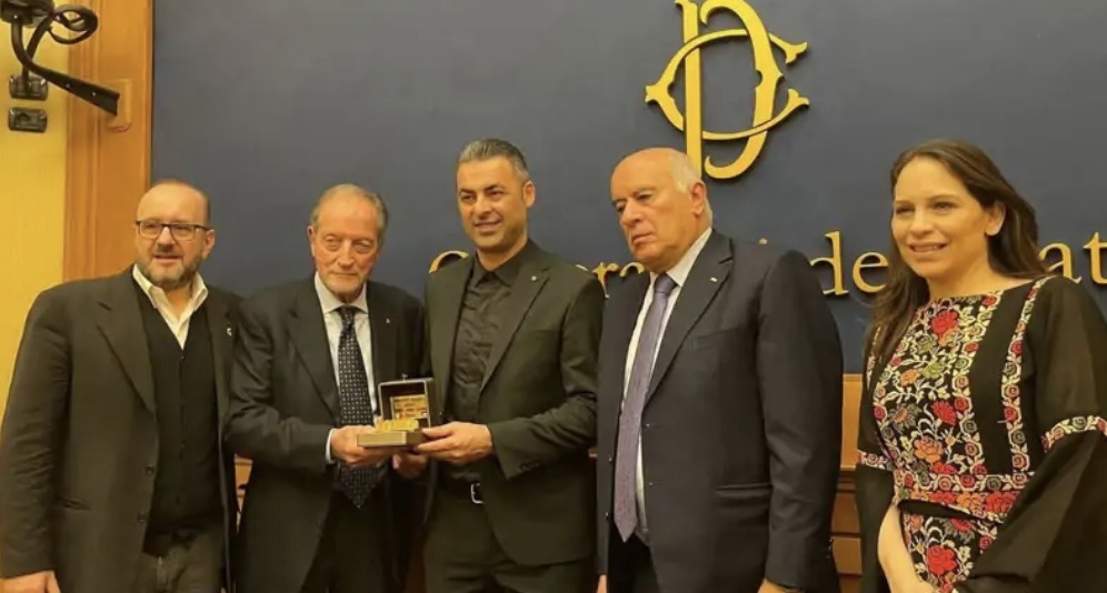 رابطة المدربين الإيطاليين تكرم مدرب فلسطين  إيهاب أبو جزر بجائزة "المقعد الذهبي"