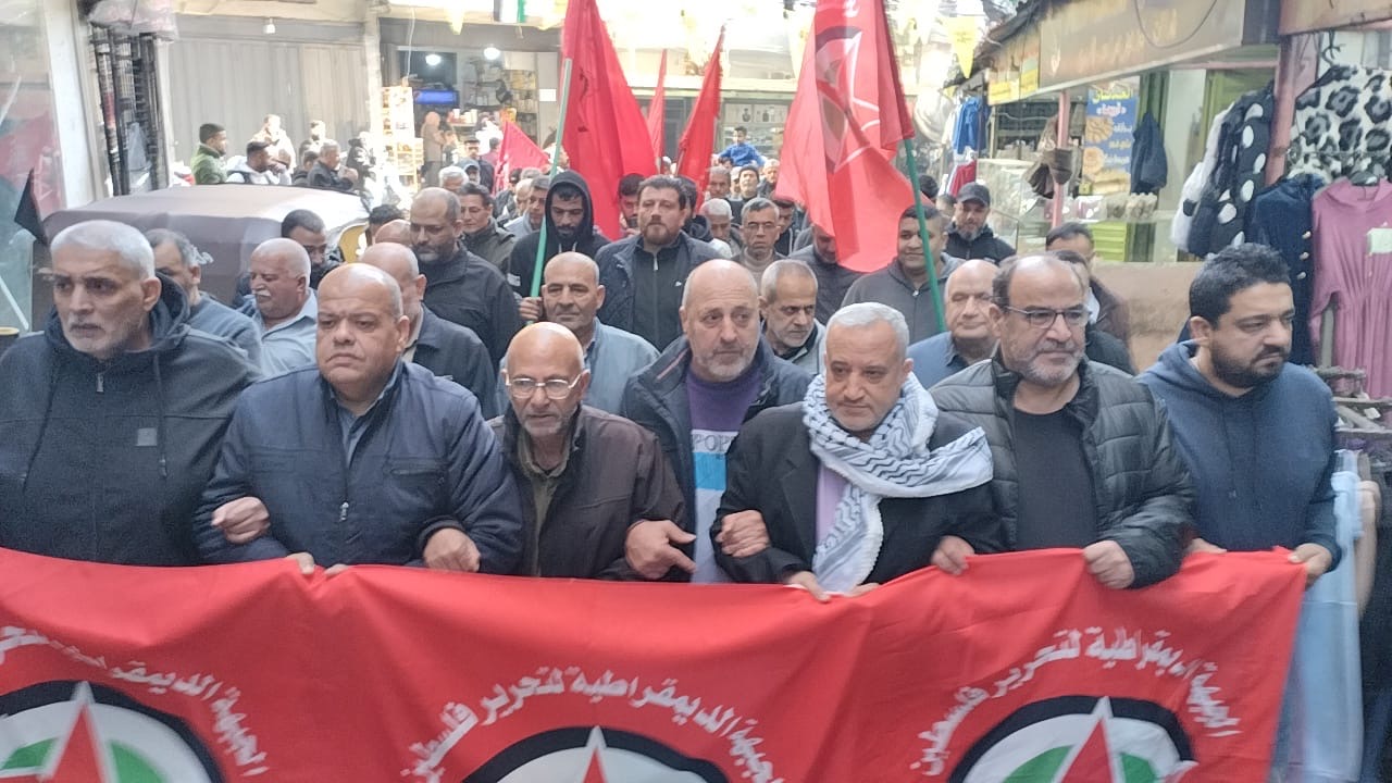 مسيرة جماهيرية حاشدة  للجبهة الديمقراطية في مخيم البداوي