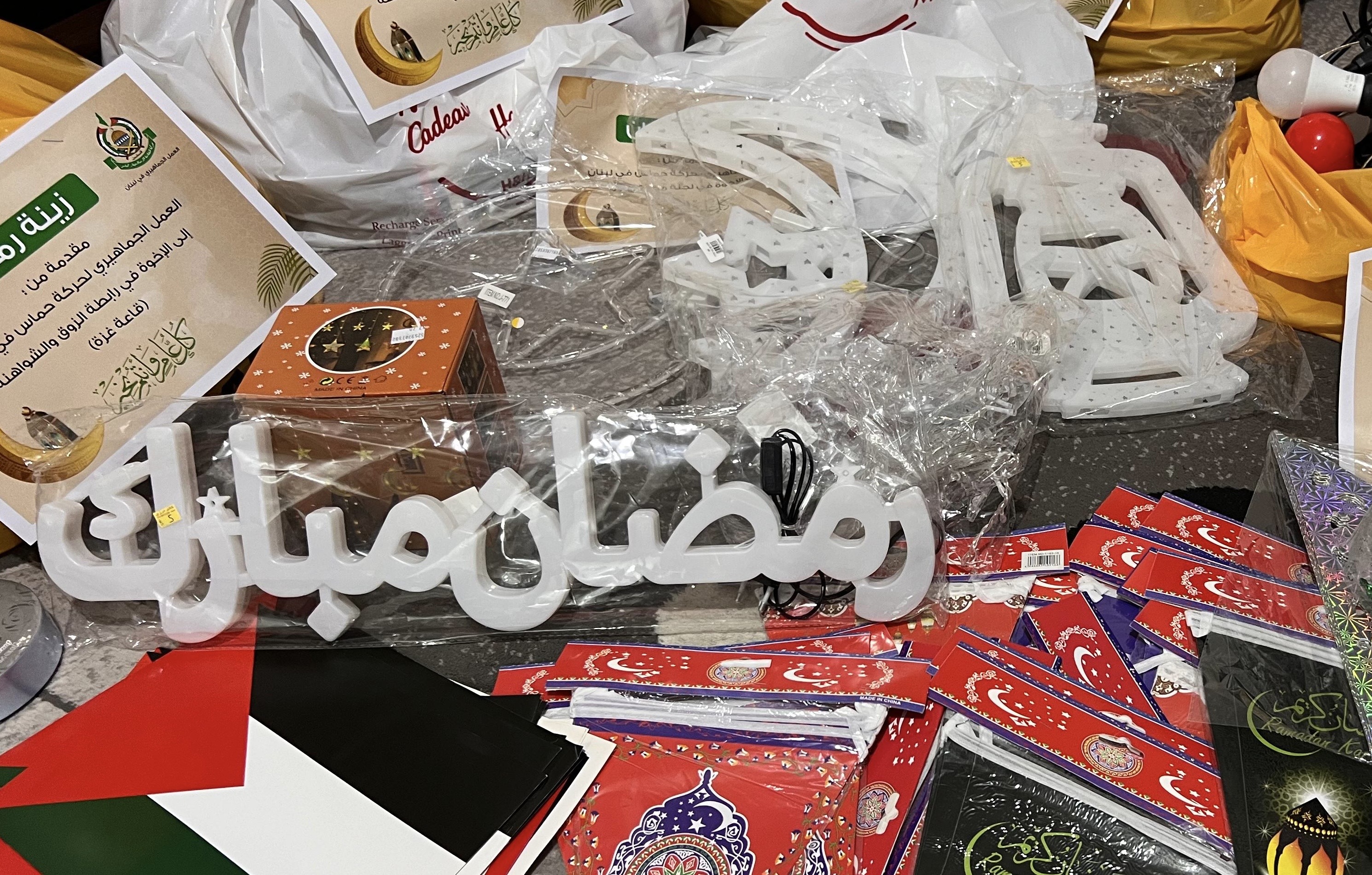 جماهيري حماس ينفذ مشروعا لتزيين المخيمات بالتعاون مع المجتمع المحلي بمناسبة شهر رمضان