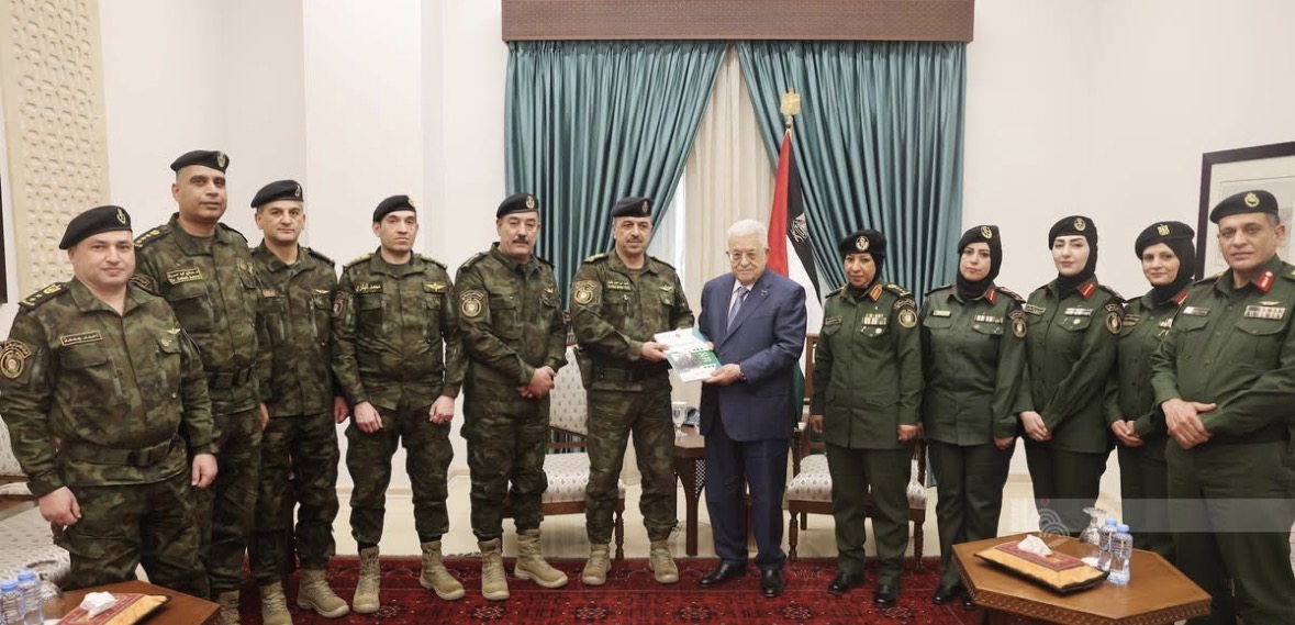الرئيس محمود عباس يتسلّم التقرير السنوي لقوات الأمن الوطني الفلسطيني للعام 2025 .