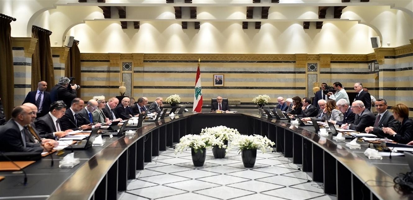 بين "حصر السلاح" و"تمويل الرواتب": هل تملك الحكومة هامش القرار؟