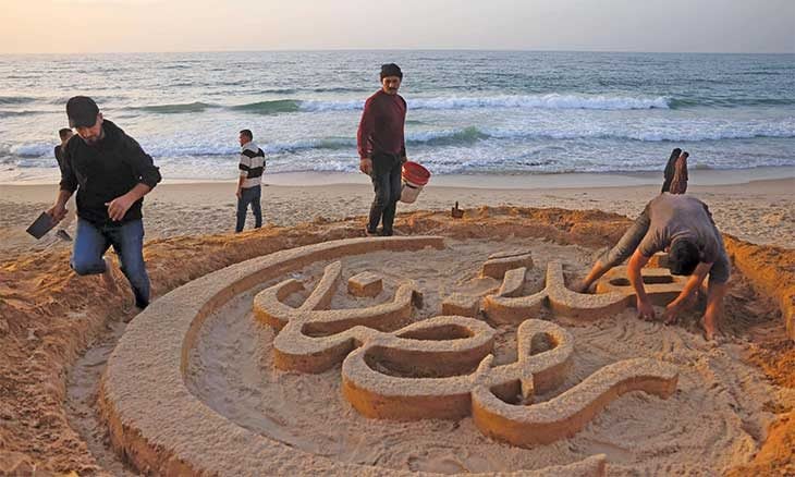 اليوم أول رمضان في معظم الدول العربية … وزينة وسط الدمار في غزة