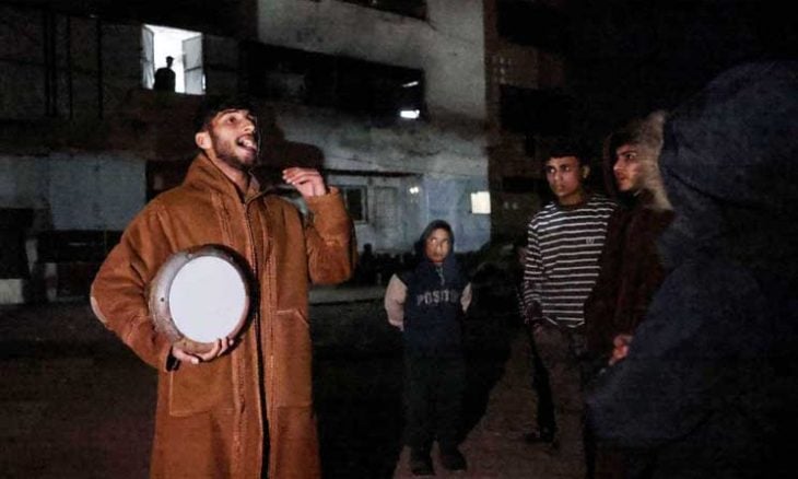 خان يونس.. “المسحراتي” يجدد الأمل للفلسطينيين بابتهالاته الروحانية بين خيام النزوح- (فيديو)