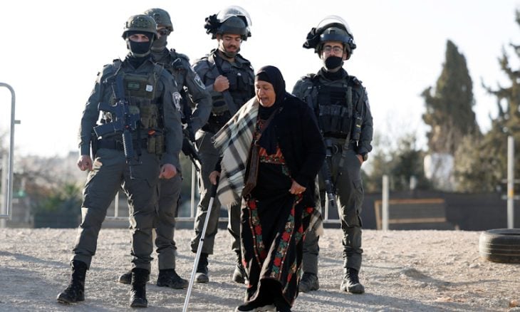 آلاف الفلسطينيين يحاولون الوصول للأقصى وإسرائيل تمنعهم