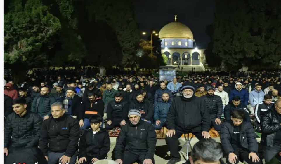 80 ألف مصل يؤدون صلاة الجمعة الأولى من رمضان في المسجد الأقصى