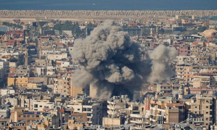 غارة إسرائيلية على مخيم عين الحلوة تسفر عن شهيدين وثلاثة جرحى والاحتلال يزعم استهداف مقر لـ”حماس”- (فيديو)