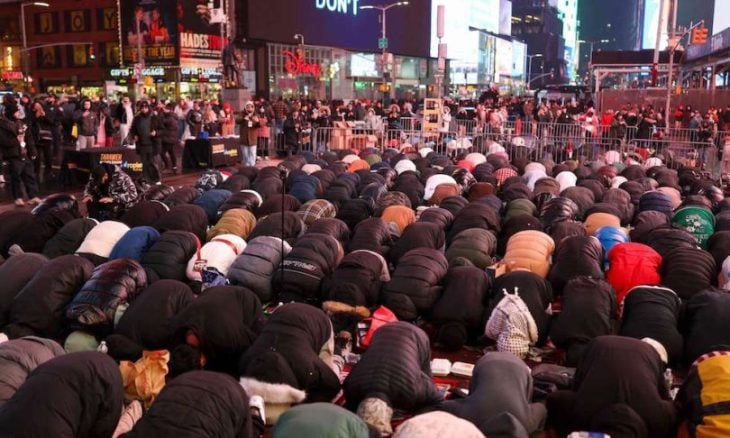 مسلمون يجتمعون للإفطار وصلاة التراويح في ساحة تايمز بنيويورك