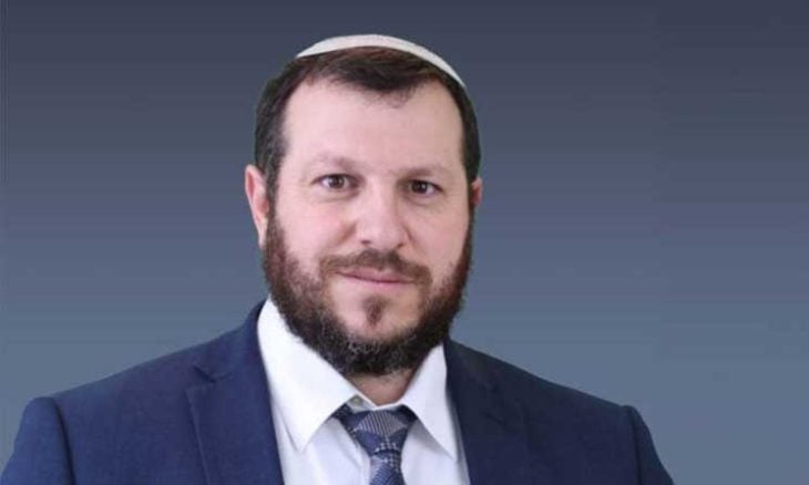 رافعا العلم على جبل.. وزير متطرف يزعم أن الضفة “جزء من أرض إسرائيل”