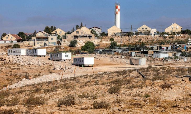 مستوطن إسرائيلي يعتدي على سيدة فلسطينية بالخليل- (فيديو)