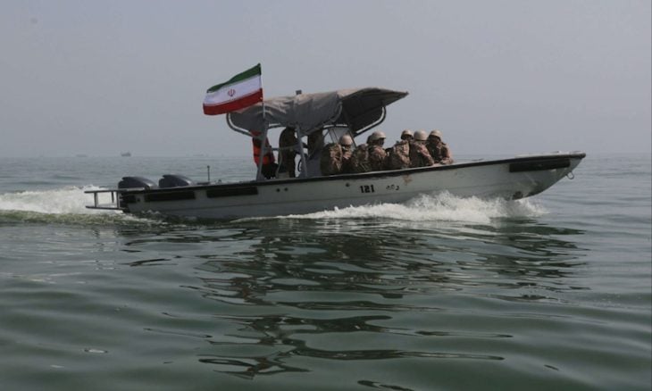 نيويورك تايمز: بالنسبة لقادة إيران فإن المخاطرة بحرب مع ترامب أهون من التخلي عن خطوطهم الحمر