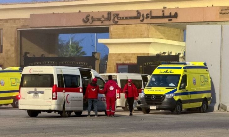 لحظات مؤثرة لعائلات فلسطينية عادت إلى قطاع غزة والتقت ذويها- (شاهد)