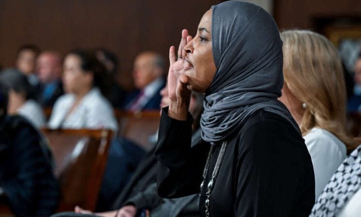 إلهان عمر تستنكر اعتقال ضيفة لها خلال خطاب ترامب في الكونغرس بعد وقوفها احتجاجًا