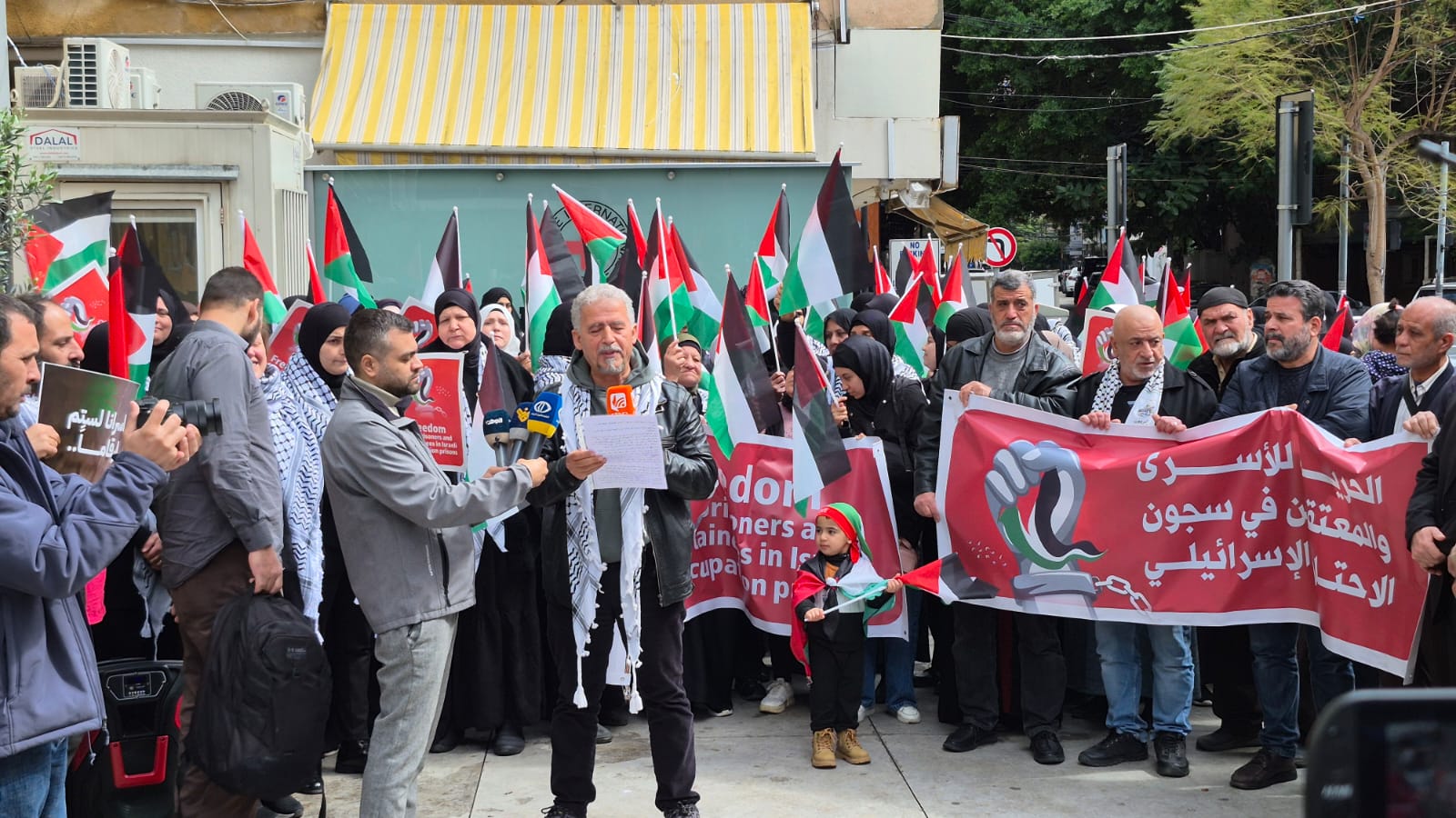 اعتصام فلسطيني أمام الصليب في بيروت من أجل قضية الأسرى  الفلسطينيين في السجون الصهيونية