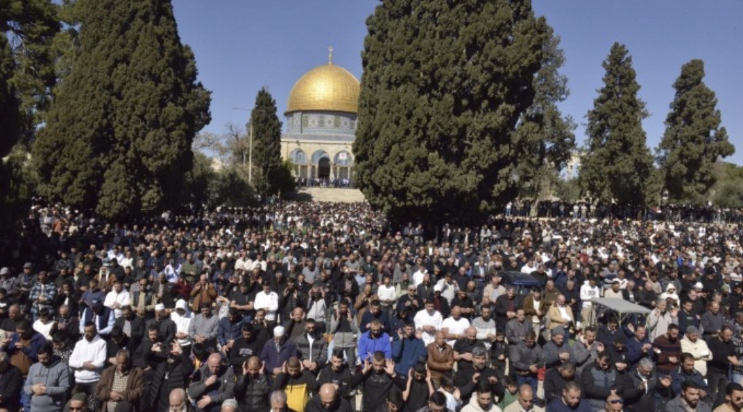 100 ألف مصل يؤدون صلاة الجمعة الثانية من رمضان في المسجد الأقصى