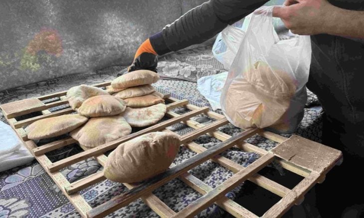 مبادرة من نساء غزيات لإعداد الخبز وتوزيعه مجانا على النازحين- (شاهد)